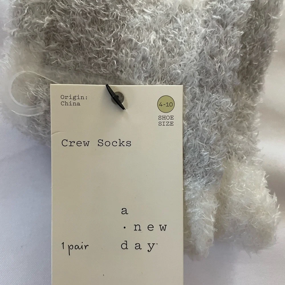 5-Piece Set Fuzzy/Cozy Socks - Pink, Gray, Cream, NWT, Size 4-10 and 4-11‎